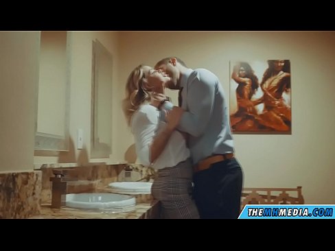 ❤️ Nuair a mheallann blonde busty tú i seomra scíthe poiblí ❤❌  Porn crua  linn ❤